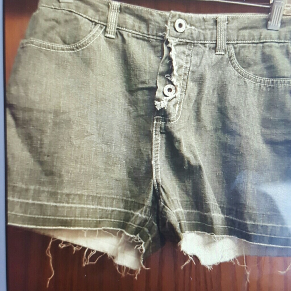 Quess army green new shorts